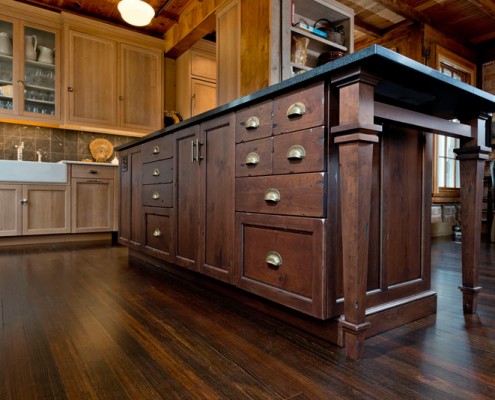 Traditional natural kitchen with island