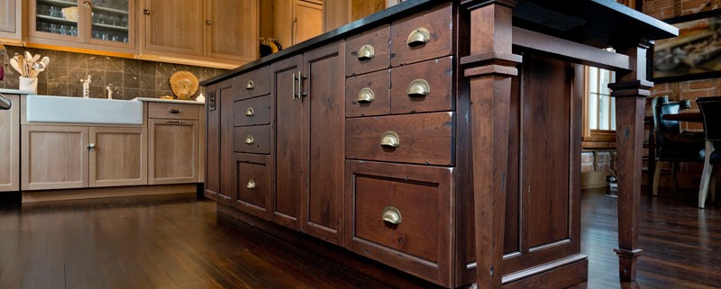 Traditional natural kitchen with island